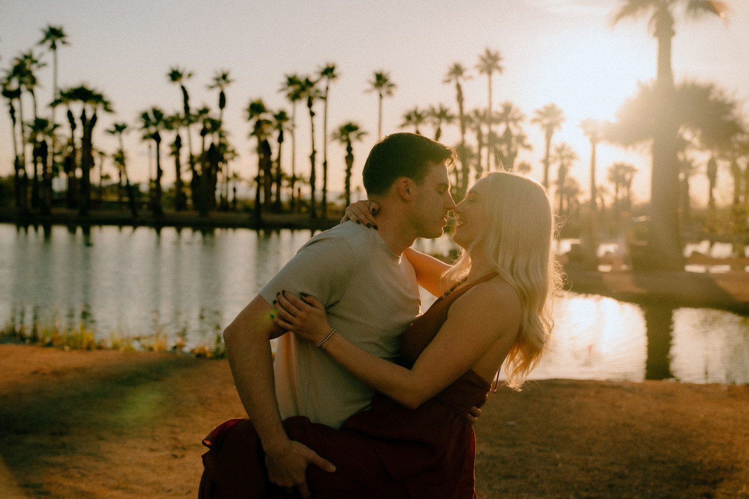 Couples photos at Papago Park in Phoenix during sunset by a lagoon. 