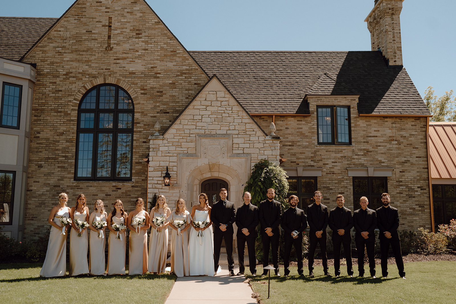 bride and groom with their groomsmen and bridesmaids