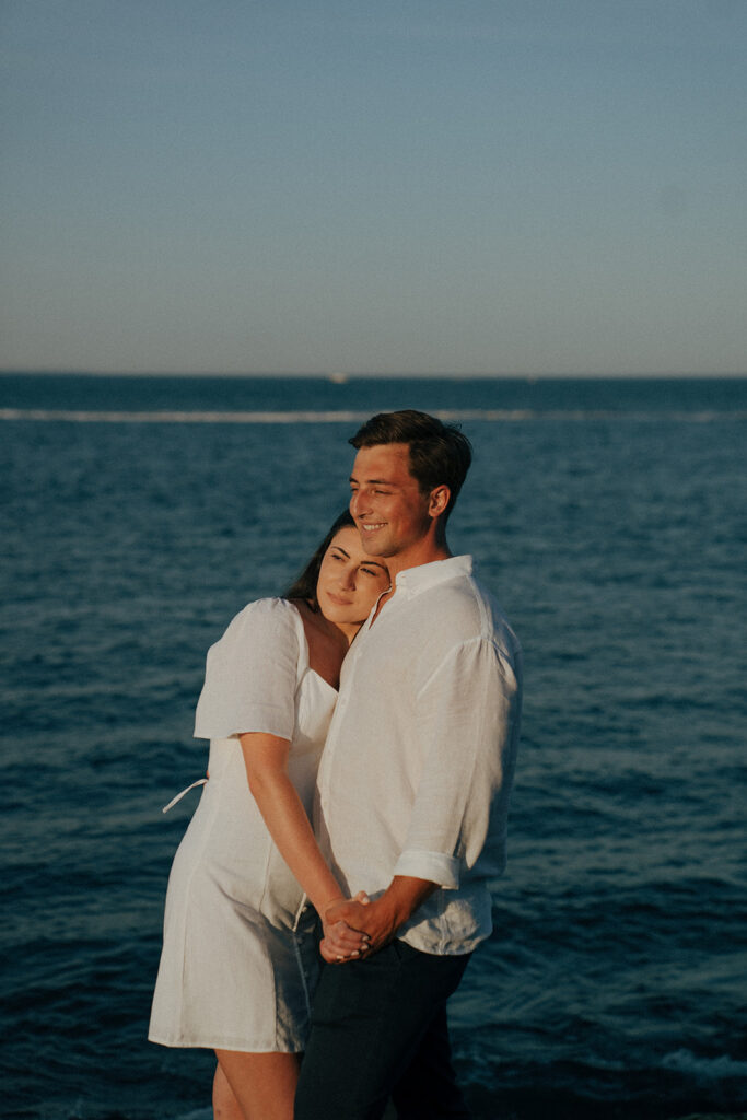 couple hugging during their photoshoot