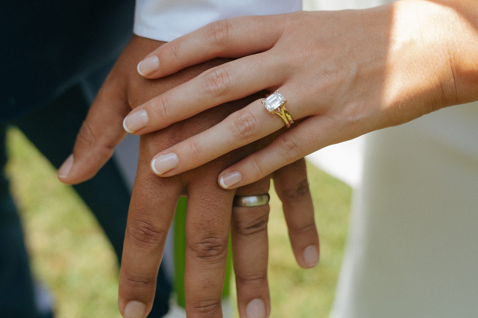 closeup shot of the bride and groom summer wedding rings