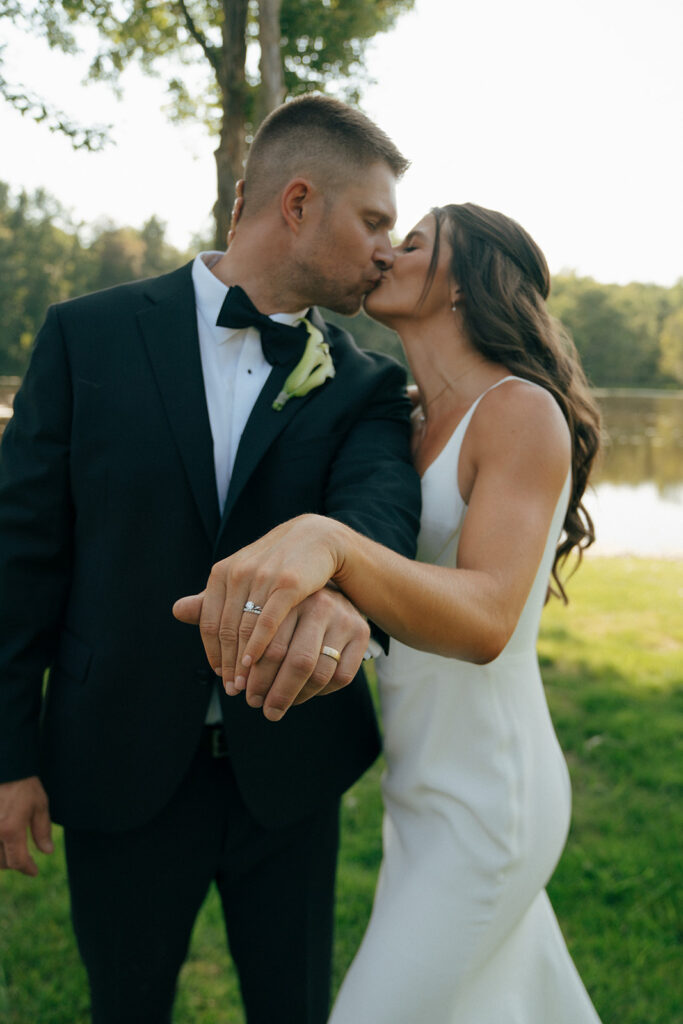 closeup of the wedding rings