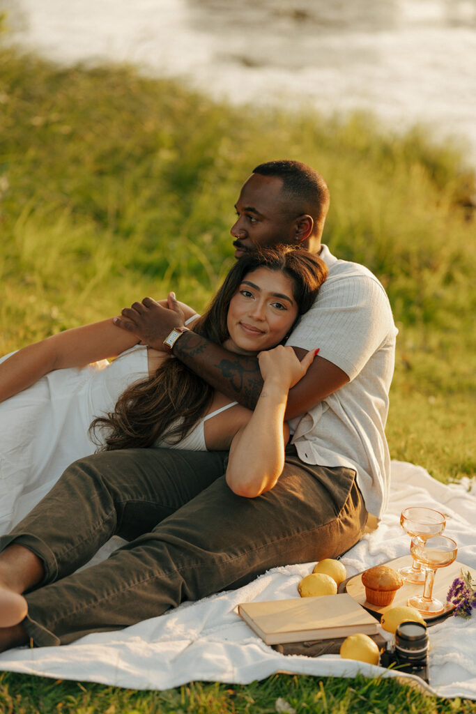 couple hugging during their photoshoot