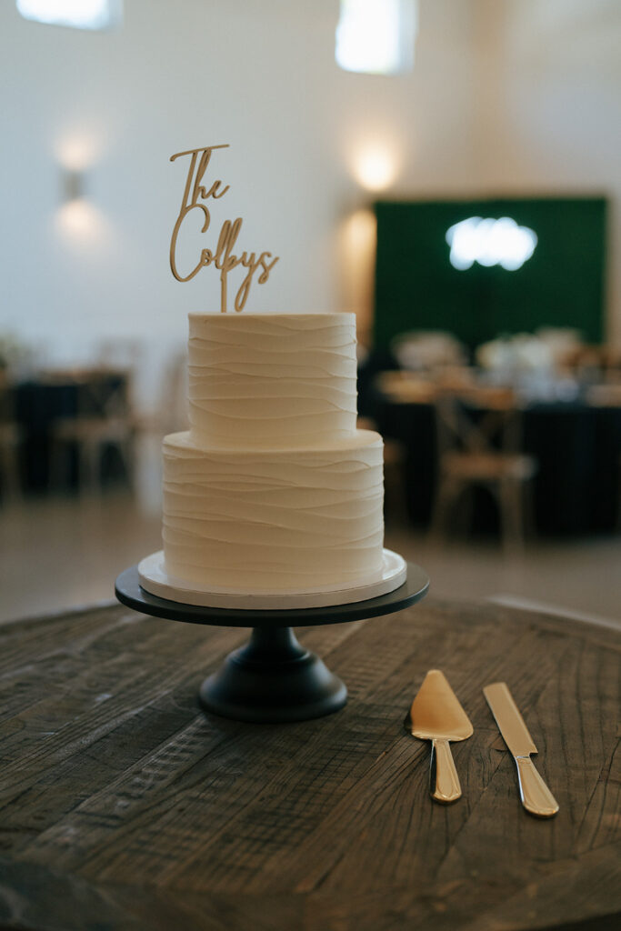 timeless wedding cake