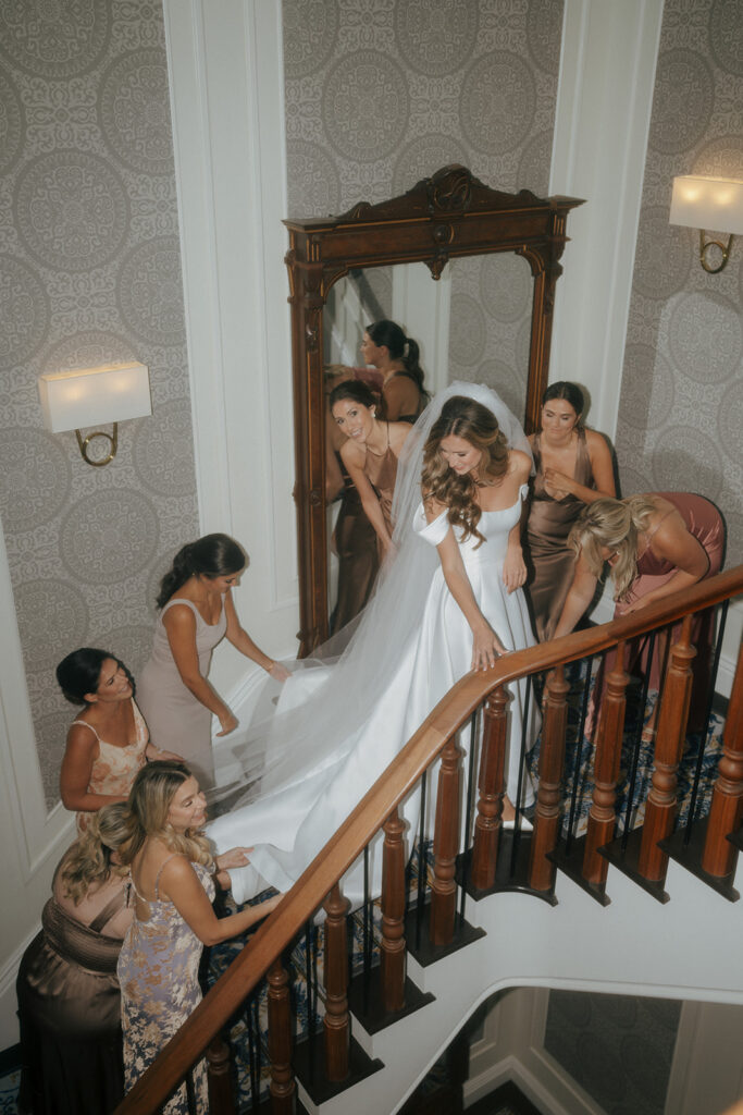 cute picture of the bride and her bridesmaids