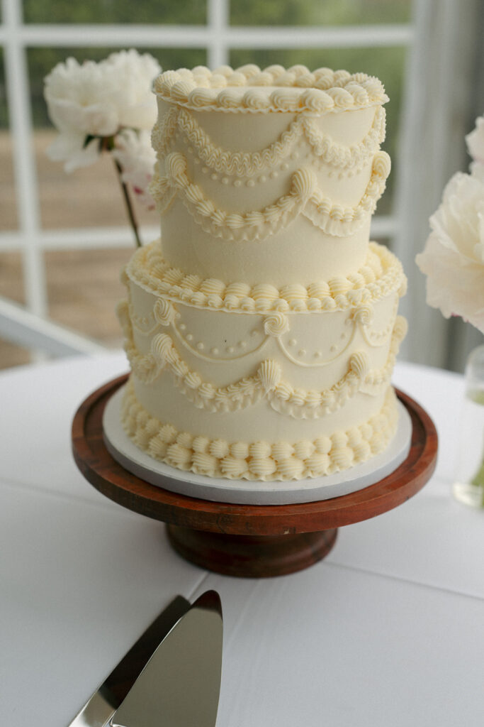 stunning wedding cake