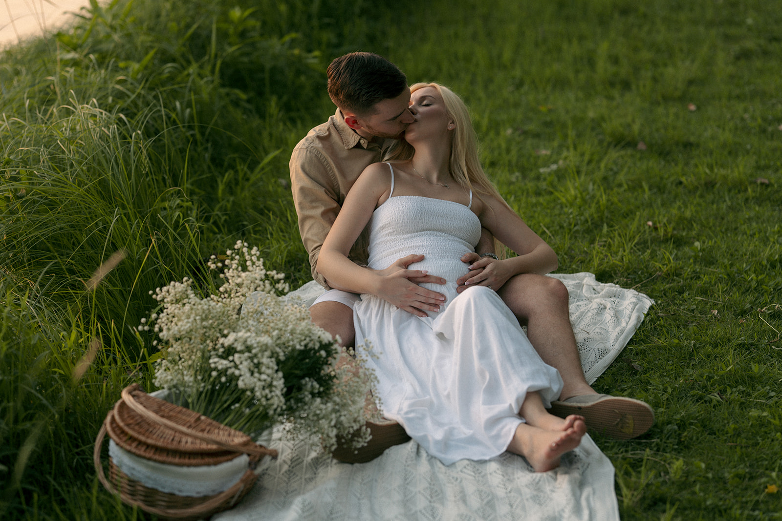 Nostalgic & Romantic Riverside Park Maternity Photos in Grand Rapids