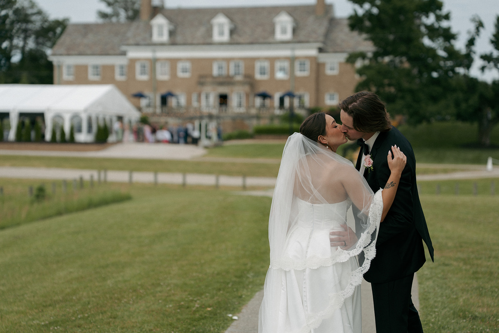 Why a Felt Mansion Wedding Is the Perfect Mix of History, Luxury & Lakeshore Beauty