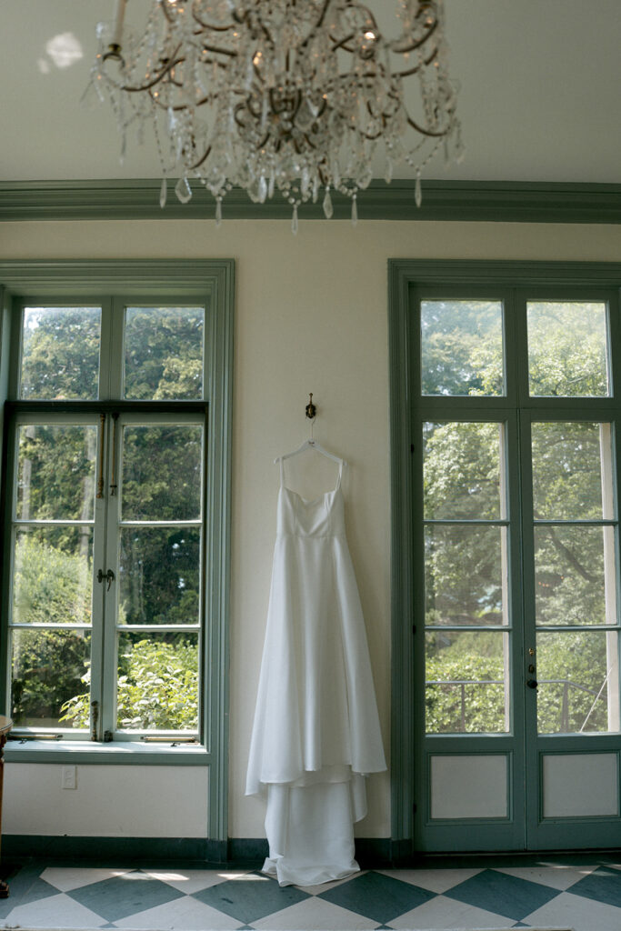 beautiful picture of the wedding dress