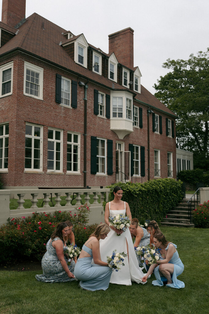 Cute picture of the bride and her friends