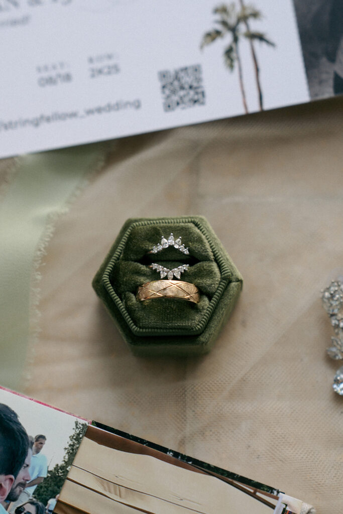 stunning close up picture of the wedding rings