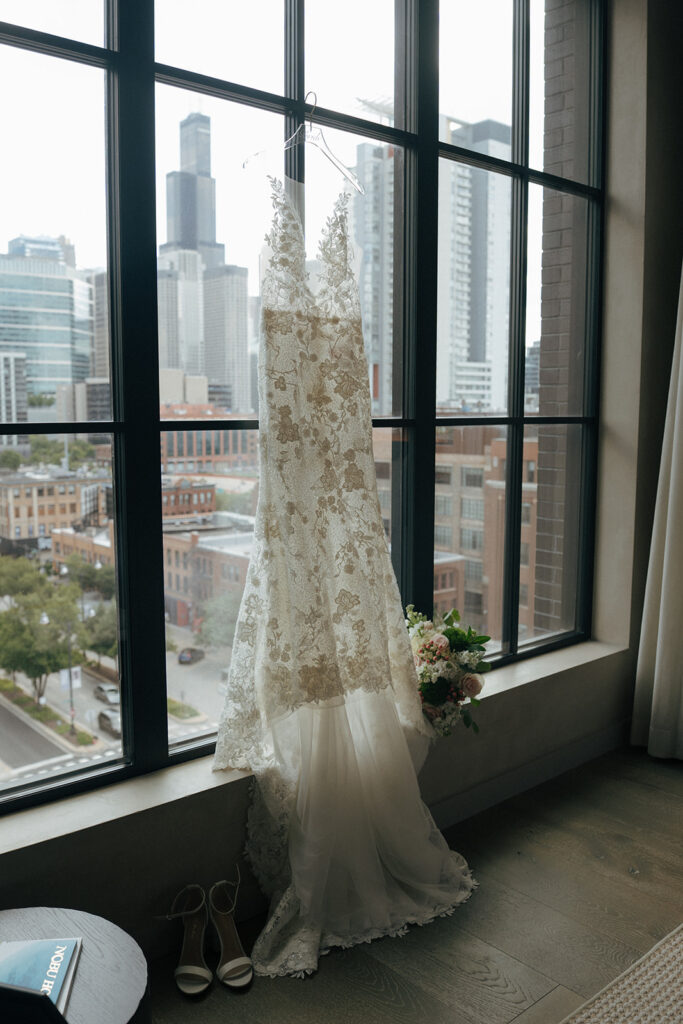 stunning picture of the wedding dress